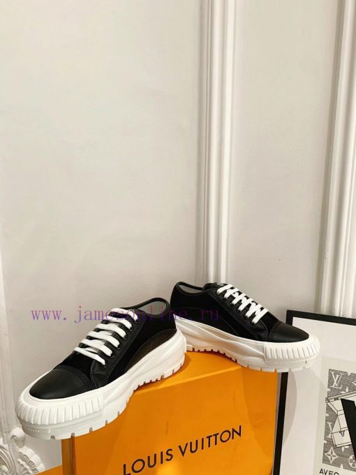 The LV Squad high top sneakers feature a blend of cotton canvas and calf leather trim, with rwpezti1