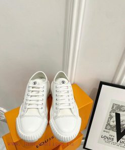 The LV Squad high top sneakers feature a blend of cotton canvas and calf leather trim, with 33o0bja8