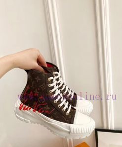 The LV Squad high top sneakers feature a blend of cotton canvas and calf leather trim, with wigkh1a8