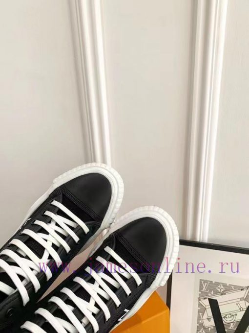 The LV Squad high top sneakers feature a blend of cotton canvas and calf leather trim, with 8wljd5wm - Image 3