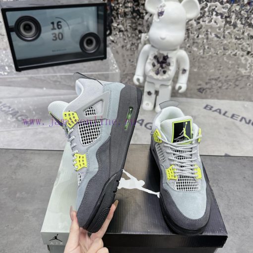 . Air Jordan 4 Sage Sea SaltThe classic mesh window area of the Qiao 4 is sewn with a joint xihbhfed - Image 4