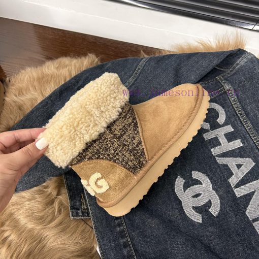 Curled hair UGGUGG. Fur and fur integrated snow boots. I've seen many classic styles and neeq25t094q