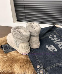 Curled hair UGGUGG. Fur and fur integrated snow boots. I've seen many classic styles and neeg8aziovu