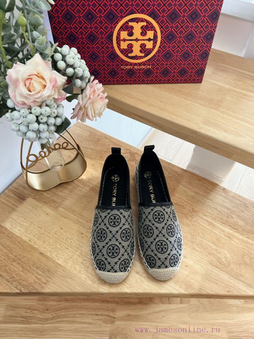 Tory Burch's brand new TMonogram pattern, inspired by the classic pattern of traditional Penpty2w461