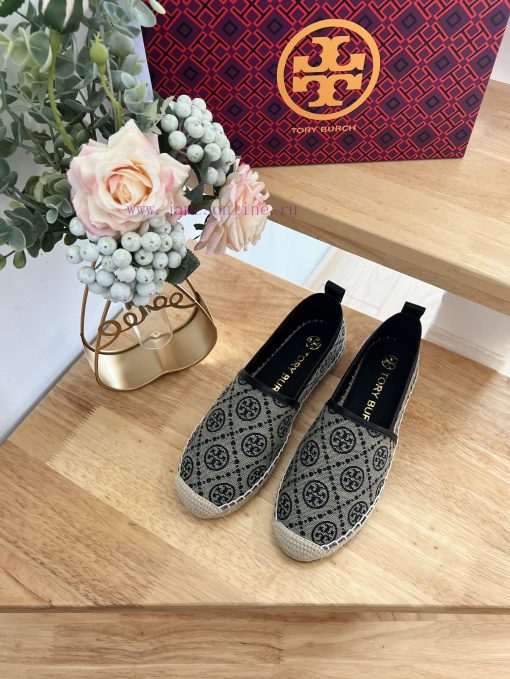 Tory Burch's brand new TMonogram pattern, inspired by the classic pattern of traditional Penpty2w461 - Image 4