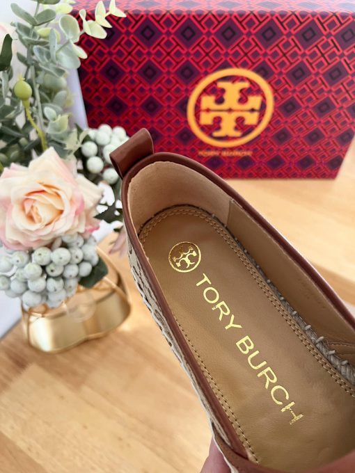 Tory Burch's brand new TMonogram pattern, inspired by the classic pattern of traditional Penstmwzx94 - Image 9