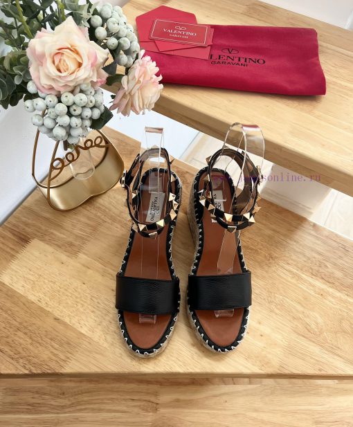 Valentino Garavani Lychee Leather Strap Wedge Sandals-Metal effect processing rivet decoratifw7krh5d