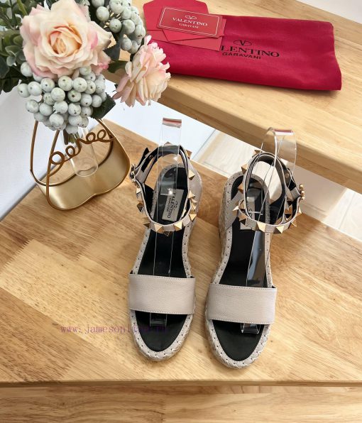 Valentino Garavani Lychee Leather Strap Wedge Sandals-Metal effect processing rivet decoratikgp5bzrn