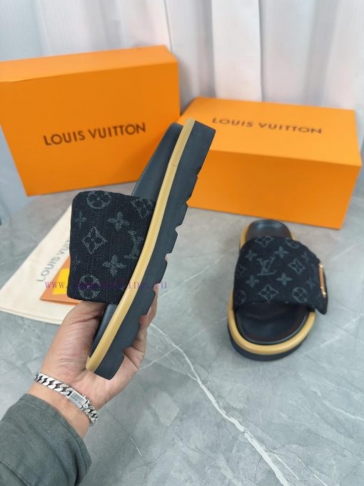 LV Lv brand L Home 2023 popular embossed logo embossed cool slippers. This Pool Pillow Comfoucuhquj5 - Image 6