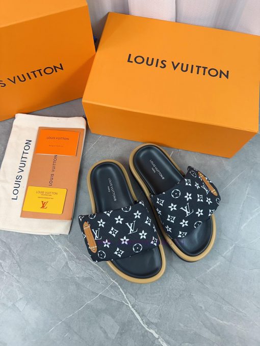LV Lv brand L Home 2023 popular embossed logo embossed cool slippers. This Pool Pillow Comfow56c07et - Image 4