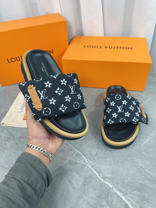 LV Lv brand L Home 2023 popular embossed logo embossed cool slippers. This Pool Pillow Comfow56c07et - Image 10