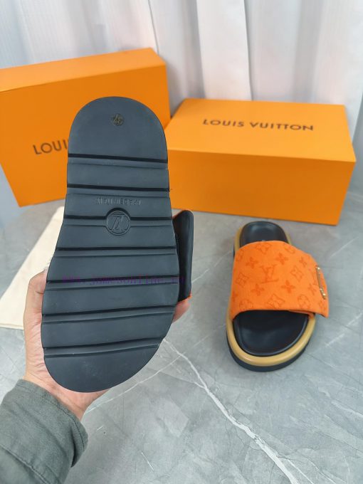 LV Lv brand L Home 2023 popular embossed logo embossed cool slippers. This Pool Pillow Comfo5iqg78sg - Image 9
