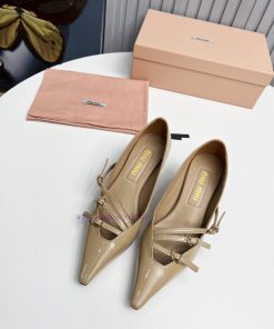 The miumiu cat follow-up shoes feature a brand new and super beautiful decoration, full of f43op3s4s