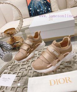 Dior Classic Series Leather Velcro Casual SneakersThis D-Wander sports shoe showcases a model5y5xxxv
