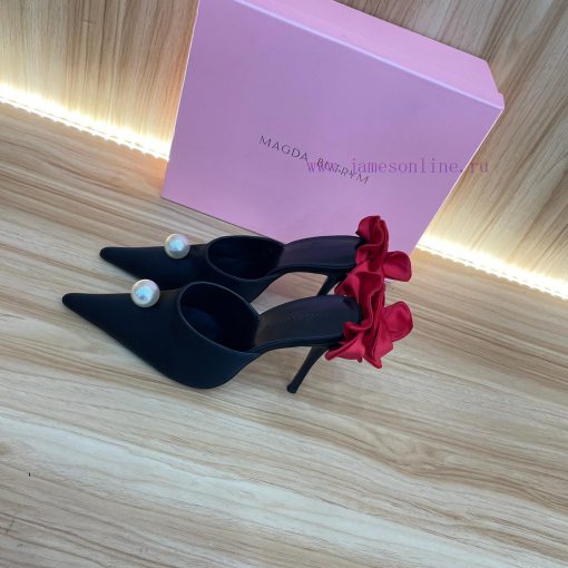 Magda Butrym, as the founder of the brand, has redefined femininity in her unique way. She ci4pvnvvo - Image 3