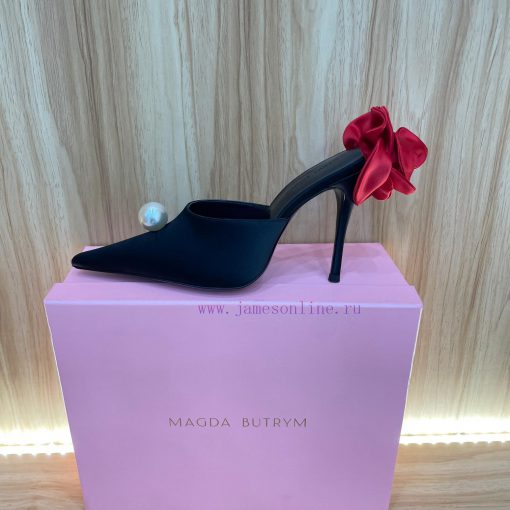 Magda Butrym, as the founder of the brand, has redefined femininity in her unique way. She ci4pvnvvo - Image 7
