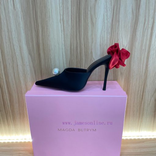 Magda Butrym, as the founder of the brand, has redefined femininity in her unique way. She ci4pvnvvo - Image 8