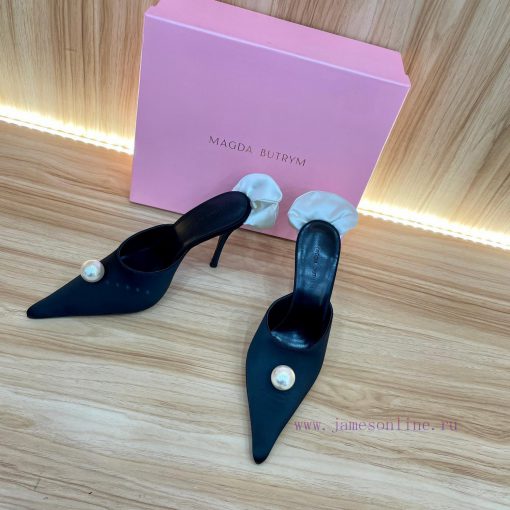Magda Butrym, as the founder of the brand, has redefined femininity in her unique way. She ci05gte5q - Image 3