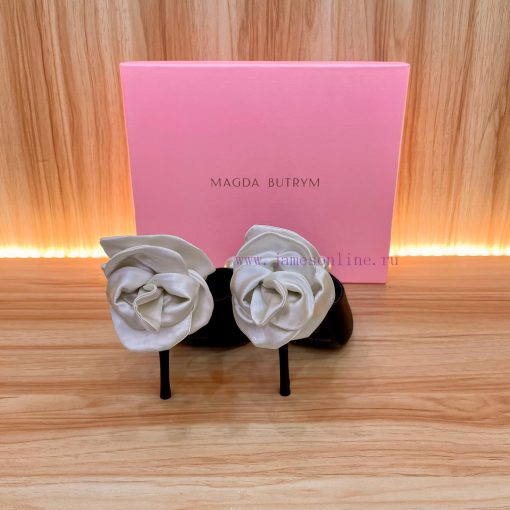 Magda Butrym, as the founder of the brand, has redefined femininity in her unique way. She ci05gte5q - Image 4