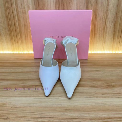 Magda Butrym, as the founder of the brand, has redefined femininity in her unique way. She c8dp8k2ed