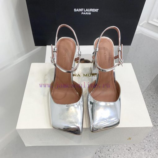 Amina Muaddi2024's new Charlotte series high heels have sharp edges and slanted square headswlqi11wa