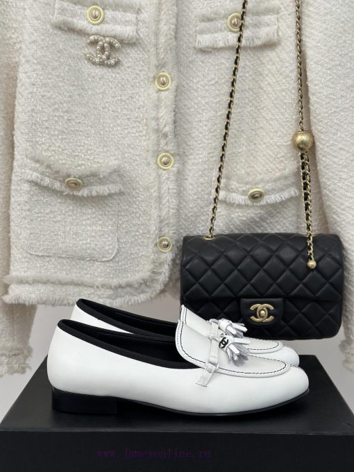 Chanel | Chanel 24C Classictasseled loafers The shoe upper is made of imported calf leatherMuull4dn3