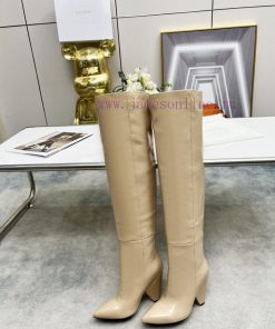 Saint Laurent "𝙎𝙖𝙞𝙣𝙩𝙇𝙖𝙪𝙧𝙚𝙣𝙩, the winter boot designer of 2022 combines the most classic smalq4al9k2m