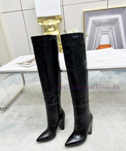 Saint Laurent "𝙎𝙖𝙞𝙣𝙩𝙇𝙖𝙪𝙧𝙚𝙣𝙩, the winter boot designer of 2022 combines the most classic smalvz3gzaj5