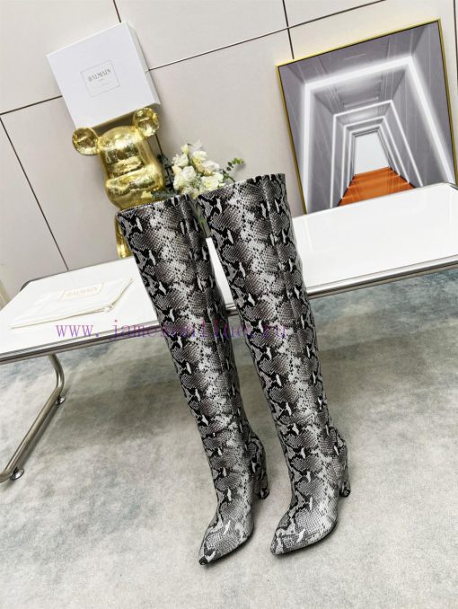 Saint Laurent "𝙎𝙖𝙞𝙣𝙩𝙇𝙖𝙪𝙧𝙚𝙣𝙩, the winter boot designer of 2022 combines the most classic smaehnsdal4 - Image 2