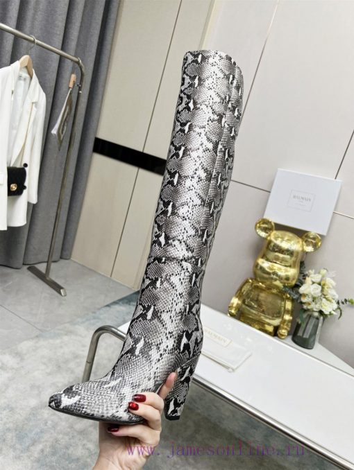 Saint Laurent "𝙎𝙖𝙞𝙣𝙩𝙇𝙖𝙪𝙧𝙚𝙣𝙩, the winter boot designer of 2022 combines the most classic smaehnsdal4 - Image 6