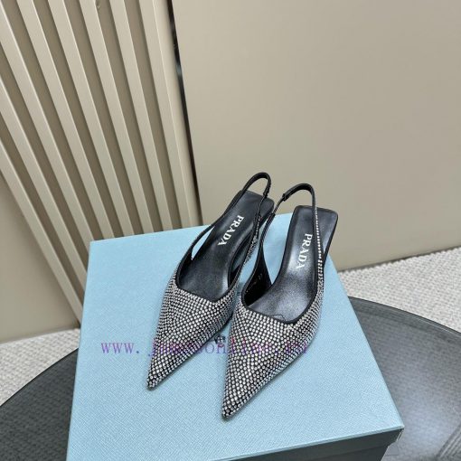 PRADA's early spring runway show, the internet famous "Dreaming City", is a must-have for Pr2y8tteeb