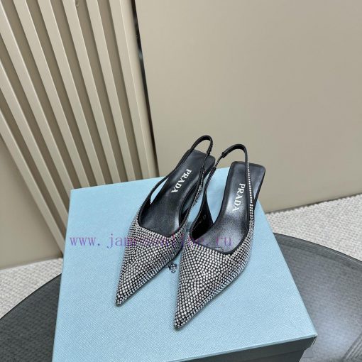 PRADA's early spring runway show, the internet famous "Dreaming City", is a must-have for Pr2y8tteeb - Image 2