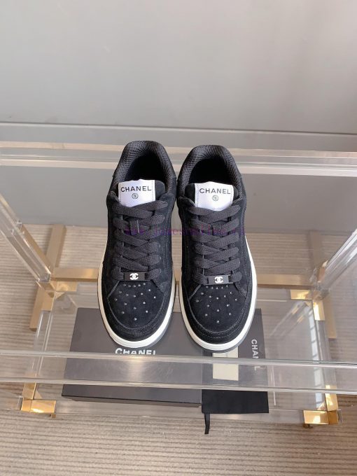 Chanel's new punched solid color casual board shoes are classic and versatileUpper, cow suedkbh0hlo7 - Image 2