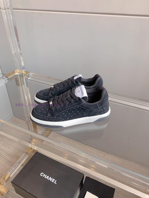 Chanel's new punched solid color casual board shoes are classic and versatileUpper, cow suedkbh0hlo7 - Image 4