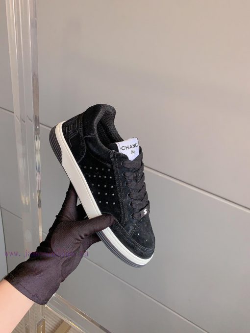 Chanel's new punched solid color casual board shoes are classic and versatileUpper, cow suedkbh0hlo7 - Image 5
