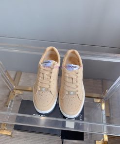 Chanel's new punched solid color casual board shoes are classic and versatileUpper, cow suedmftjcsj5
