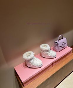 The mostForget about UGG, trendy people are wearing Moon Boot snow bootsIf you find it diffi1n0ge4a4
