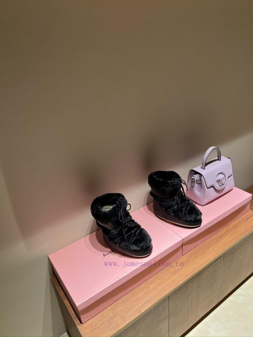 The mostForget about UGG, trendy people are wearing Moon Boot snow bootsIf you find it diffiuza0vu84