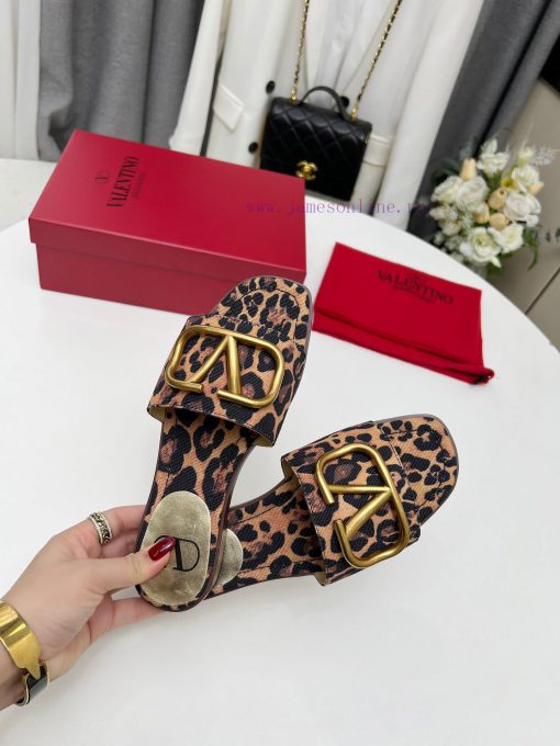 Valentino. The latest collection of Valentino 2024 features perfect details and a very eye-c4nzzf3gg