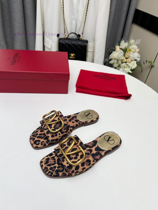 Valentino. The latest collection of Valentino 2024 features perfect details and a very eye-c4nzzf3gg - Image 3