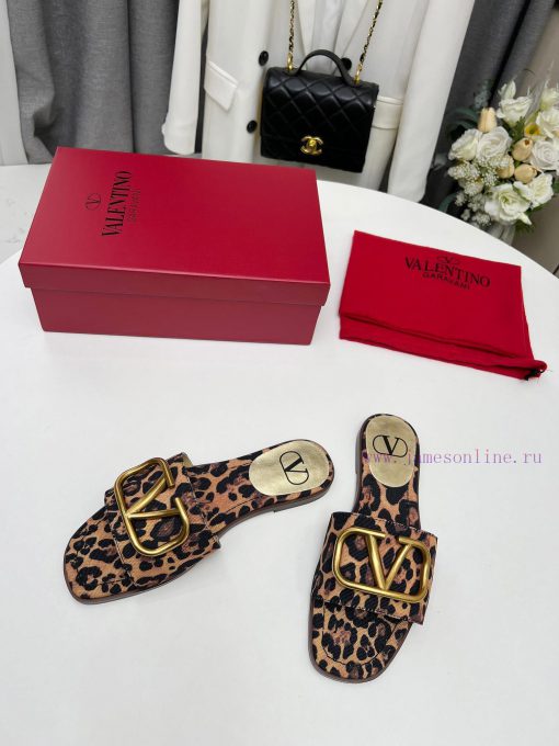 Valentino. The latest collection of Valentino 2024 features perfect details and a very eye-c4nzzf3gg - Image 5