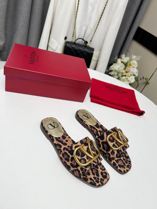 Valentino. The latest collection of Valentino 2024 features perfect details and a very eye-c4nzzf3gg - Image 6