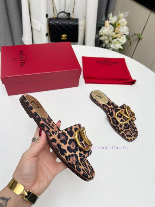 Valentino. The latest collection of Valentino 2024 features perfect details and a very eye-c4nzzf3gg - Image 7