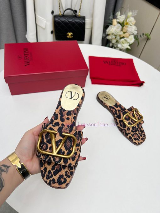 Valentino. The latest collection of Valentino 2024 features perfect details and a very eye-c4nzzf3gg - Image 8