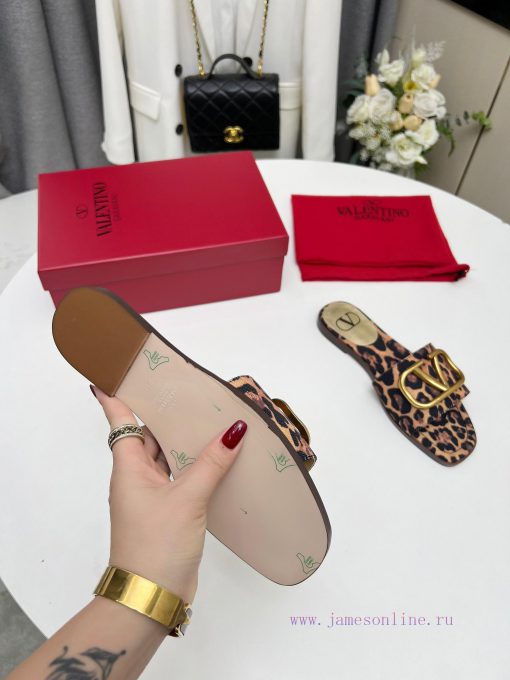Valentino. The latest collection of Valentino 2024 features perfect details and a very eye-c4nzzf3gg - Image 9