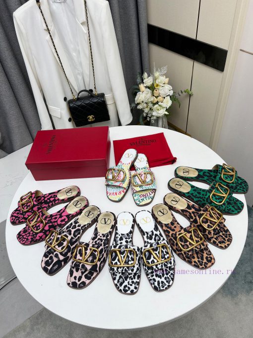 Valentino. The latest collection of Valentino 2024 features perfect details and a very eye-c4nzzf3gg - Image 10