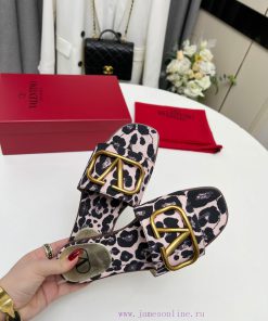 Valentino. The latest collection of Valentino 2024 features perfect details and a very eye-cynqo4hfw
