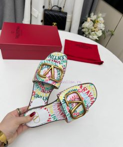 Valentino. The latest collection of Valentino 2024 features perfect details and a very eye-ce6y05etp