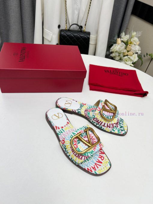 Valentino. The latest collection of Valentino 2024 features perfect details and a very eye-ce6y05etp - Image 3