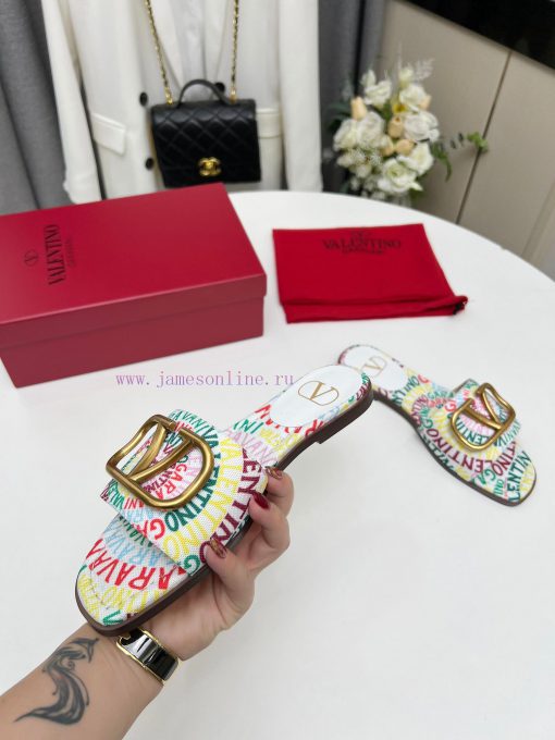 Valentino. The latest collection of Valentino 2024 features perfect details and a very eye-ce6y05etp - Image 6